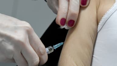 Un professionnel de santé injecte une dose de vaccin contre la rougeole au Monténégro en 2022.