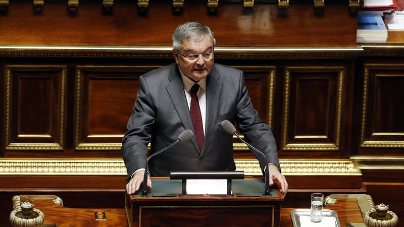 Le sénateur Michel Mercier, lors du vote d'un amendement sur l'état d'urgence, le 16 mars 2016 au Sénat à Paris. 