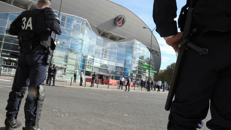 Des policiers aux abords du Parc des Princes, lors d'un précédent match.
