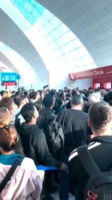 Ces milliers de passagers bloqués à l'aéroport de Dubaï depuis les inondations
