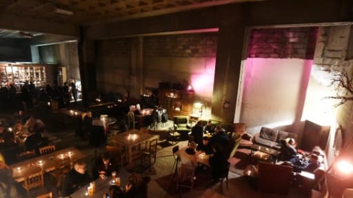 Des squatteurs menacés d'expulsion tiennent un restaurant "freegan" ou "déchétarien", dont le menu est concocté avec des invendus du marché de Rungis, sous le périphérique parisien, le 25 mars 2016 Des squatteurs menacés d'expulsion tiennent un restaurant "freegan" ou "déchétarien", dont le menu est concocté avec des invendus du marché de Rungis, sous le périphérique parisien, le 25 mars 2016