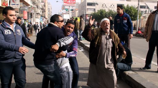 Des manifestants à Port-Saïd dimanche. Les manifestations ont fait 51 morts depuis jeudi dans tout le pays.