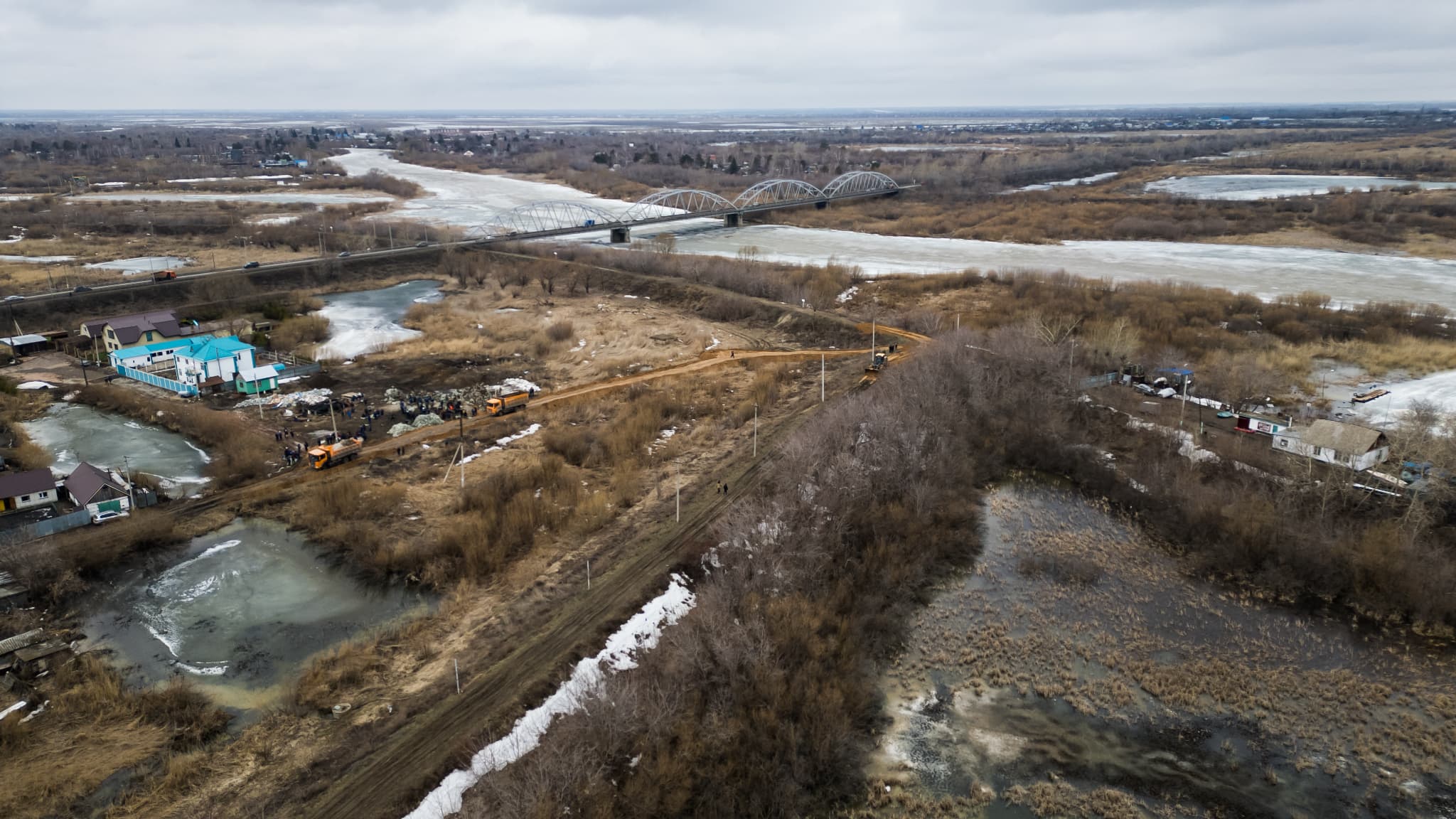 Des barrages en construction pour tenter de contrer les inondations du nord du Kazakhstan, le 10 avril 2024.