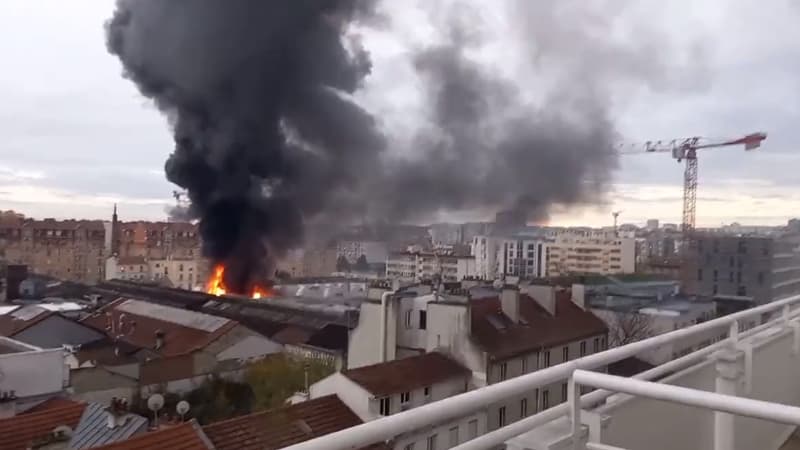 Un incendie à Ivry-sur-Seine dans un entrepôt le 27 novembre 2022.