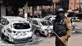 Un gendarme à proximité de l'hôtel Splendid à Ouagadougou, après les attaques terroristes du 15 janvier 2016