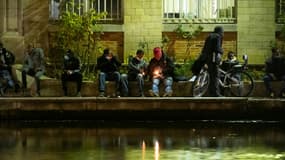 Des fumeurs de crack près de la place Stalingrad à Paris, le 2 décembre 2020 (Photo d'illustration)