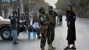 Des combattants talibans montent la garde devant l'hôpital militaire Sardar Mohammad Dawood Khan à Kaboul après un attentat meurtrier, le 2 novembre 2021