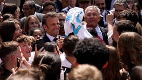 Emmanuel Macron signe un maillot de l'OM dans un collège à Ganges (34)