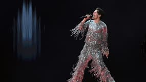 Le chanteur et compositeur anglais Harry Styles sur la scène des 65e Grammy Awards à la Crypto.com Arena à Los Angeles, le 5 février 2023
