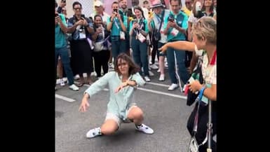 La b-girl australienne Raygun improvise une danse dans le village olympique