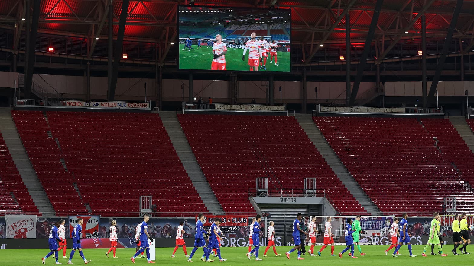Covid-19: huis clos, masques, variant Omicron... le <b>football</b> européen de nouveau menacé en Europe