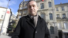 Robert Ménard devant la mairie de Béziers en janvier 2014.