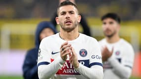 Lucas Hernandez salue les supporteurs du PSG après un match en décembre 2023