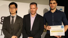 Jiefei Wei (à g.) et Rawand Hawiz (à dr.) représentaient l’équipe Breadcrumb avec leur coach (un représentant d'Atos au centre) lors de la cérémonie de remise de prix de l’IT Challenge le 14 juin 2016 à Paris. Ils entouraient leur coach John Hall, Head of Strategy and Portfolio chez Atos Royaume Uni.