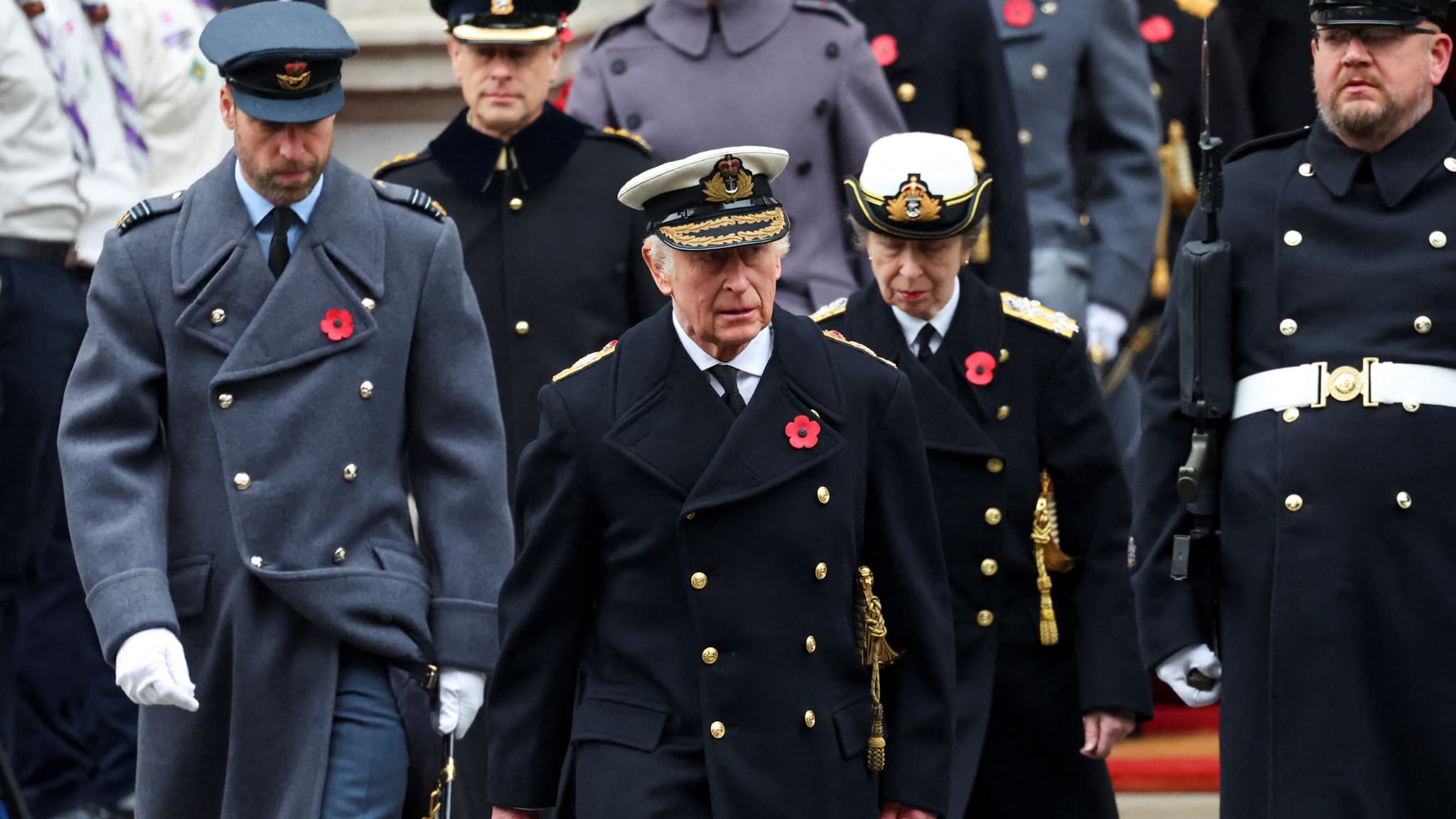 Le roi Charles III avec le prince William et la princesse Anne au "Dimanche du souvernir", cérémonie en hommage aux soldats britanniques morts au combat, le 10 novembre 2024.