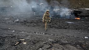 Un soldat ukrainien sur les lieux d'un bombardement russe, à Kiev, le 26 février 2022. 