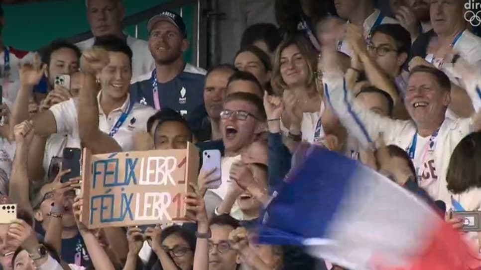 Alexis Lebrun à fond derrière son frère, Félix Lebrun, lors du match pour la médaille de bronze au tournoi olympique de tennis de table (le 04/08/2024)