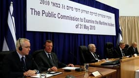 La commission d'enquête mise en place par Israël pour faire la lumière sur l'abordage sanglant le 31 mai d'une flotille internationale se dirigeant vers Gaza a tenu lundi sa séance inaugurale. Elle se compose (de gauche à droite) de deux observateurs, le