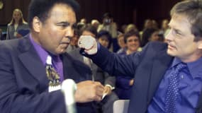 Mohamed Ali, légende de la boxe ici "punché" par l'acteur Michael J. Fox en 2002, était atteint de la maladie de Parkinson.