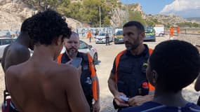 Les agents de la sûreté ferroviaire contrôlent les personnes marchant sur les abords des voies de la SNCF sur la côte Bleue.