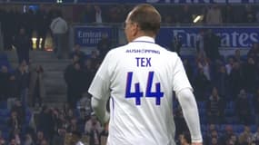 Le président de l'Olympique lyonnais John Textor avec le maillot lyonnais floqué Tex 44, 10 novembre 2024