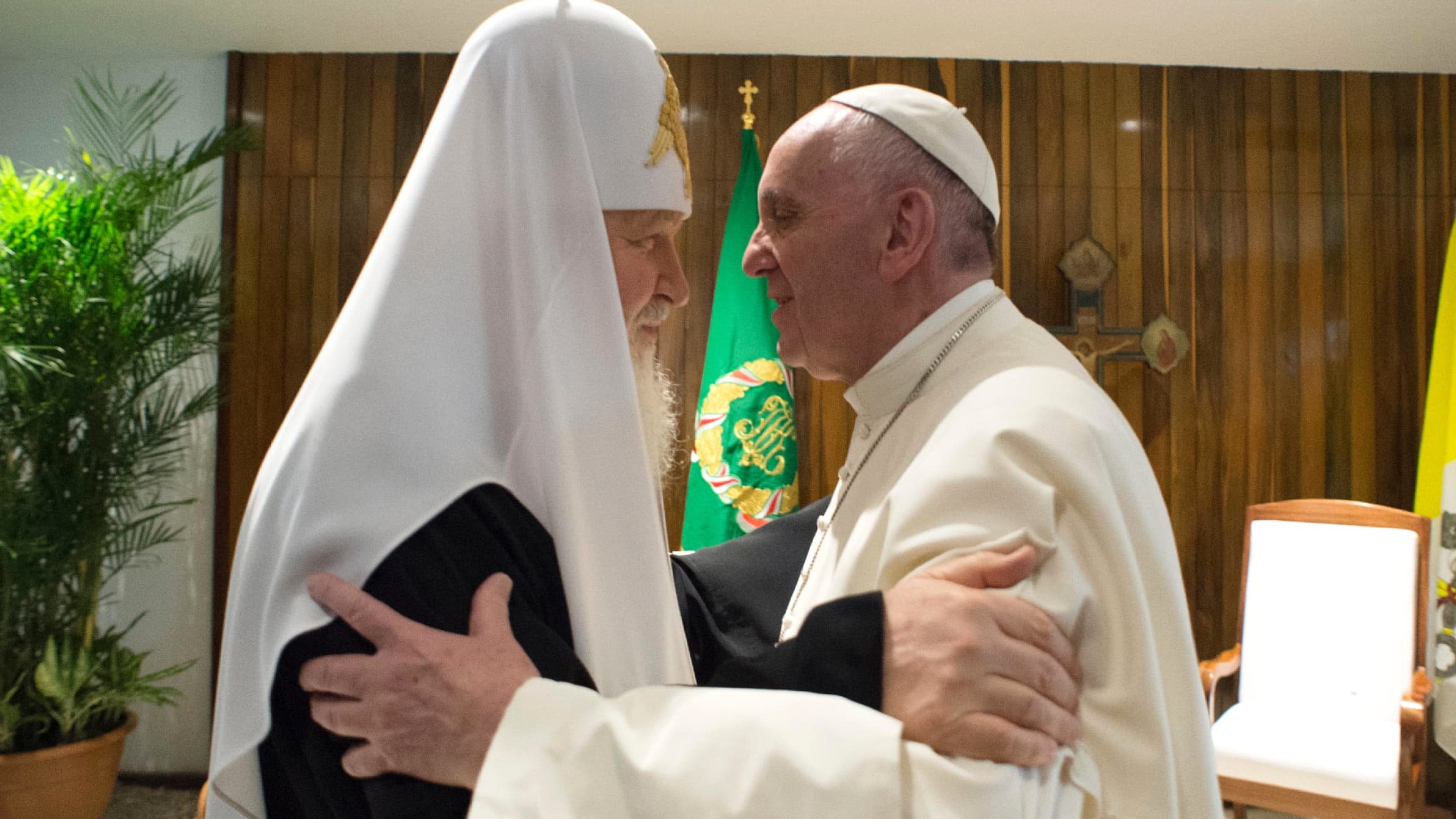 Le Patriarche de Moscou et le pape François se retrouvent, à l'aéroport de La Havane, le 12 février 2016. Le Patriarche de Moscou et le pape François se retrouvent, à l'aéroport de La Havane, le 12 février 2016.