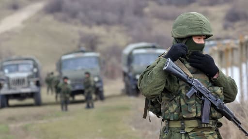 Des hommes en uniformes non identifiésà Simferopol en Crimée en Ukraine le 2 mars 2014.