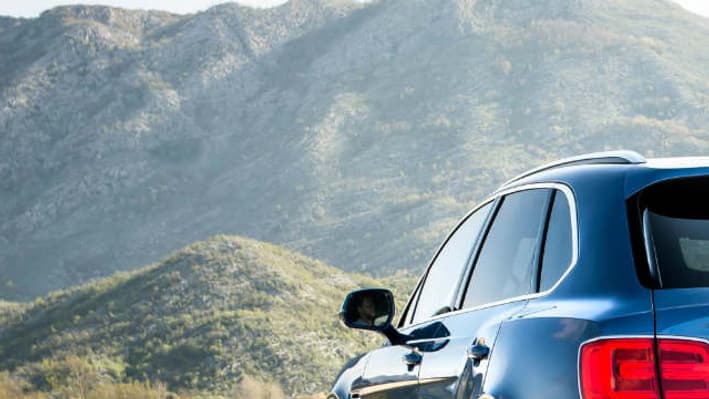 Ce Bentayga, marqué du sigle "D", embarque le même moteur V8 que l'Audi Sq7, son cousin dans la galaxie technique Volkswagen. Ce Bentayga, marqué du sigle "D", embarque le même moteur V8 que l'Audi Sq7, son cousin dans la galaxie technique Volkswagen.