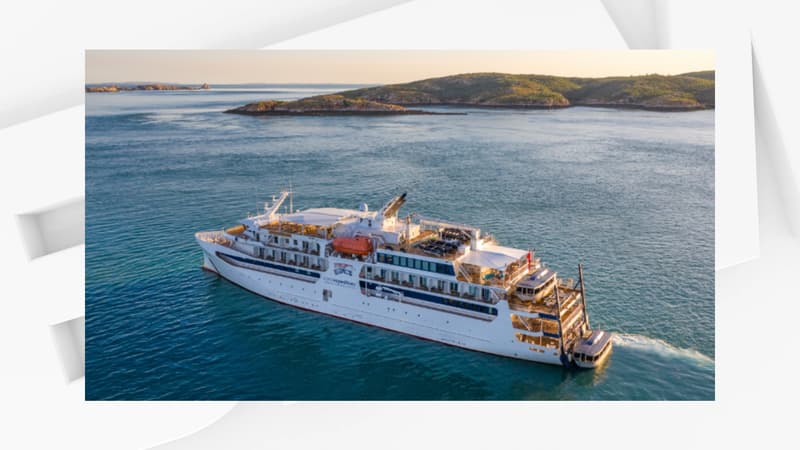 Deux mois après la mort d'une passagère oubliée sur une île, un bateau de croisière s'échoue sur un récit avec 120 personnes à bord