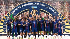 Marquinhos et les joueurs du PSG sur le podium après avoir remporté la Coupe intercontinentale contre Flamengo (1-1, 2 t.a.b. 1), le 17 décembre 2025