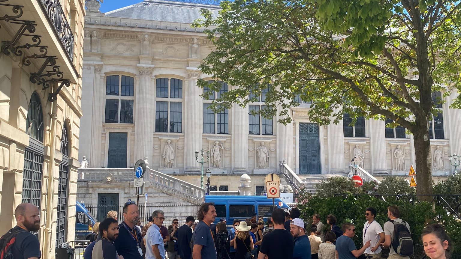 Beaucoup de journalistes attendent l'ouverture du palais de justice. Beaucoup de journalistes attendent l'ouverture du palais de justice.