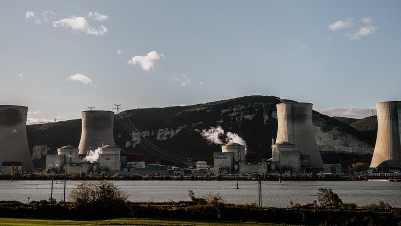 EDF a proposé au gouvernement d'étudier la mise à l'arrêt de paires de réacteurs sur les sites des centrales nucléaires de Blayais, Bugey, Chinon, Cruas, Dampierre, Gravelines et Tricastin.