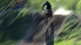 Motocross sur un sentier (PHOTO D'ILLUSTRATION)