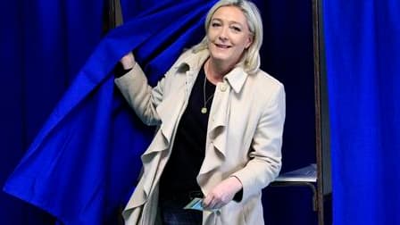 Marine Le Pen vote à Hénin-Beaumont, dimanche, pour le second tour des cantonales. Un nouveau sondage place la présidente du Front national au second tour de la présidentielle en 2012. Nicolas Sarkozy serait éliminé si le candidat socialiste était Dominiq