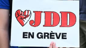 Une pancarte "JDD en grève" lors d'une manifestation contre la nomination de Geoffroy Le Jeune à la tête du journal, le 19 juillet 2023 à Paris 