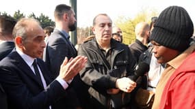 En déplacement à Paris, Eric Zemmour visé par une bouteille d'eau et des projectiles