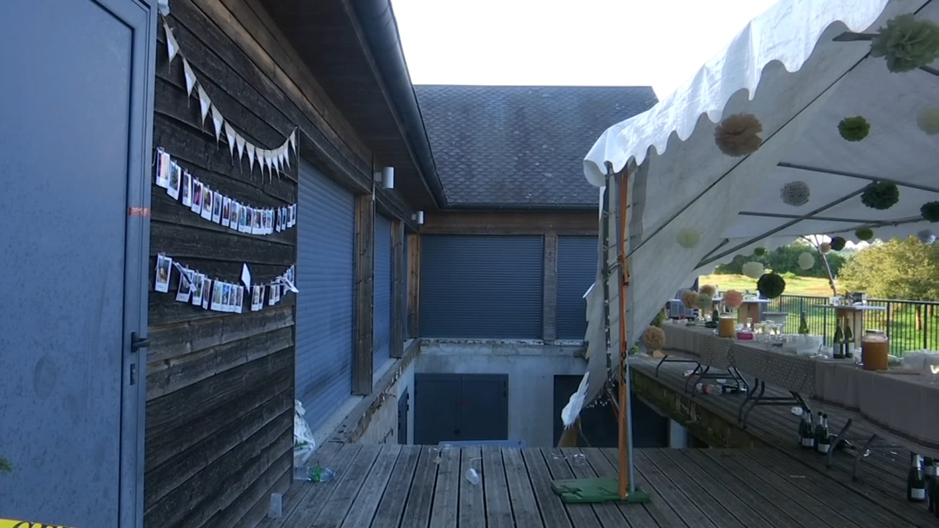Le trou laissé par l'effondrement d'une portion de terrasse de la salle polyvalente de Saint-Pierre (Cantal), utilisée pour une fête de mariage, samedi 27 juillet,
