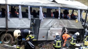 Au moins cinq personnes, dont trois adolescents, sont mortes et plusieurs autres ont été blessées dimanche matin en Belgique dans un accident d'autocar.