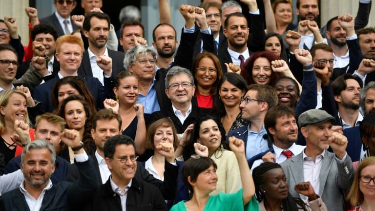 Jean-Luc Mélenchon (c), avec les députés  LFI et de la Nupes, devant l'Assemblée nationale, le 21 juin 2022 à Paris