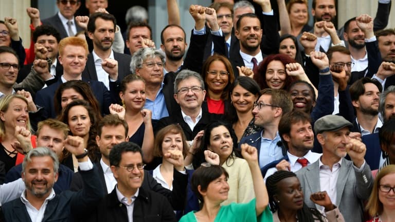 Jean-Luc Mélenchon (c), avec les députés LFI et de la Nupes, devant l'Assemblée nationale, le 21 juin 2022 à Paris