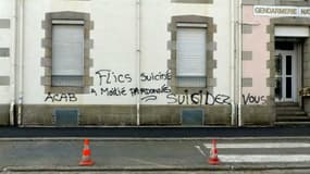Des tags appelant les forces de l'ordre au suicide ont été découverts lundi sur la façade de la gendarmerie de Landivisiau