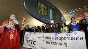 Manifestation d'agents de sécurité à l'aéroport Roissy-Charles-de-Gaulle, jeudi. Les agents de sécurité aéroportuaires ont voté samedi matin la poursuite de la grève qui perturbe depuis plus d'une semaine les aéroports français. Réunis en assemblée généra