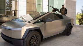 Le Tchétchène Ramzan Kadyrov sur le Cybertruck armé d'une mitrailleuse offert par Tesla et Elon Musk à la Russie.