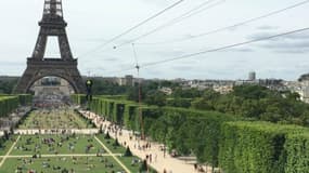 Une tyrolienne de 800 mètres a été installée depuis le deuxième étage de la Tour Eiffel.