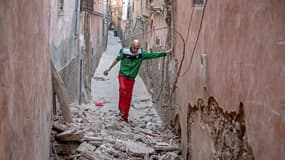 Un résident dans une rue de Marrakech le 9 septembre 2023 après le séisme qui a touché le Maroc