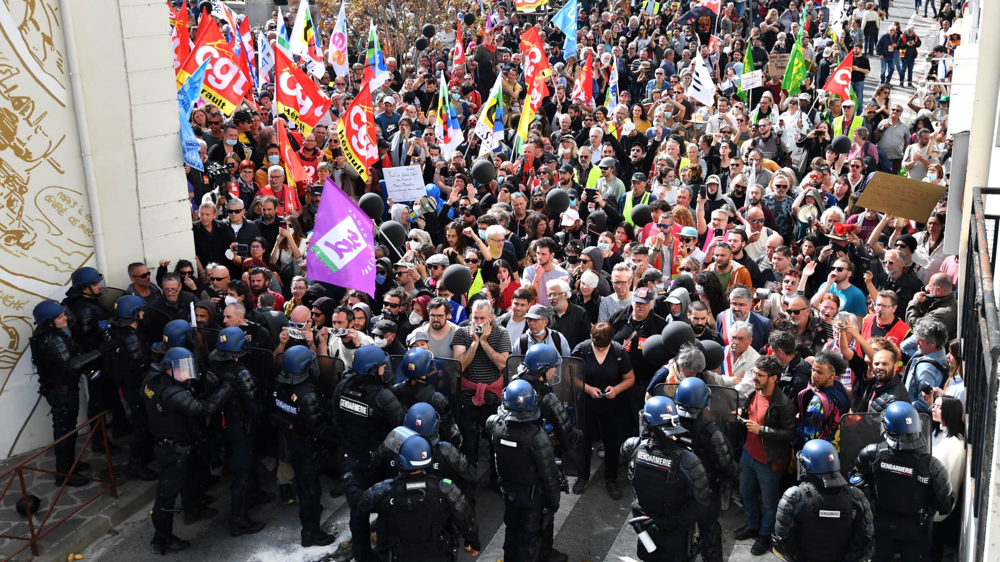 Des manifestants font face à un barrage policier lors d'une visite d'Emmanuel Macron à Ganges (Hérault) le 20 avril 2023