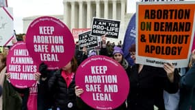 Des opposants et des partisans du droit des femmes à avorter devant la Cour suprême des États-Unis le 3 mars 2020 à Washington (photo d'illustration)