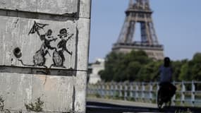 Une oeuvre signée du street artist Banksy découverte sur les quais de Seine à Paris.