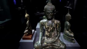 Des oeuvres d'art présentées dans le cadre de l'exposition "Bronzes royaux d'Angkor" au musée Guimet à Paris, le 28 avril 2025.