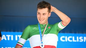 L'amateur Filippo Conca ému après son titre de champion d'Italie sur route, le 29 juillet 2025 à Gorizia